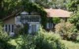 Landhaus Midi Pyrenees: Typisches Natursteinen Landhaus In Einer Grünen ...