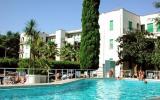 Ferienanlage Italien Pool: Teil Eines Feriencenters Riviera B4 In Pietra ...