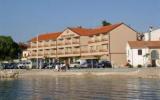 Hotel Kvarner Bucht: Hotel Miramare In Njivice Mit 21 Zimmern Und 3 Sternen, ...