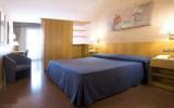 Hotel Spanien: 3 Sterne Aparthotel Atenea Calabria In Barcelona, 80 Zimmer, ...