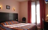 Hotel Auvergne: 2 Sterne Logis Le Châtel In Royat Mit 30 Zimmern, ...
