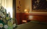 Hotel Fiuggi: 3 Sterne Hotel Verdi In Fiuggi Mit 28 Zimmern, Latio Innland, ...