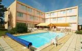 Hotel Rhone Alpes: 2 Sterne Logis De La Bergamote In Saint Etienne Du Bois, 39 ...