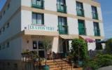 Hotel Auvergne Parkplatz: 2 Sterne Le Lyon Vert In Commentry Mit 17 Zimmern, ...
