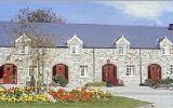 Landhaus Irland Backofen: Delightful Courtyard Cottages 